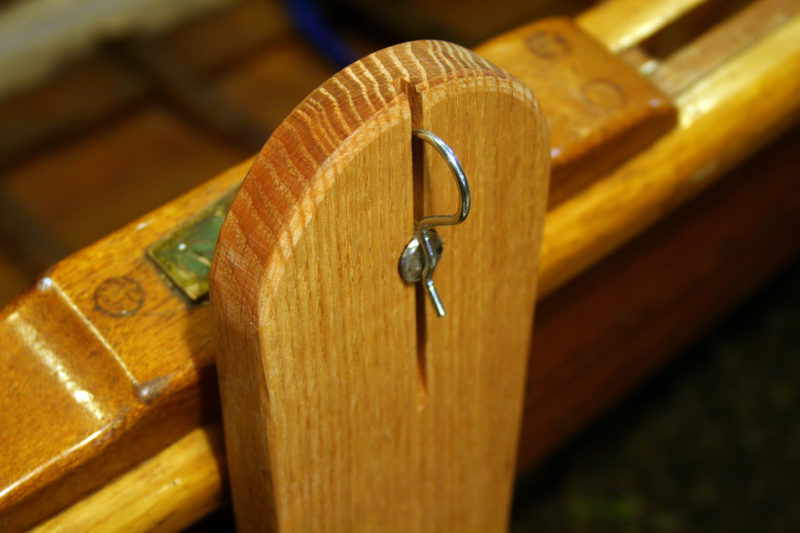 The straight side of a hairpin cotter pin rests in a kerf, keeping the beach leg vertical.