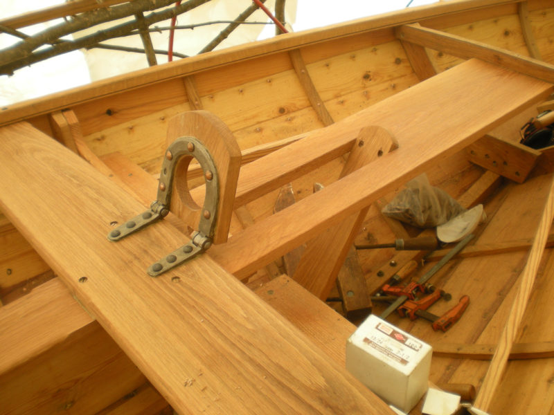 Raising the mast is made easier by a hinged partner and a ramp to guide the foot of the mast to the step.