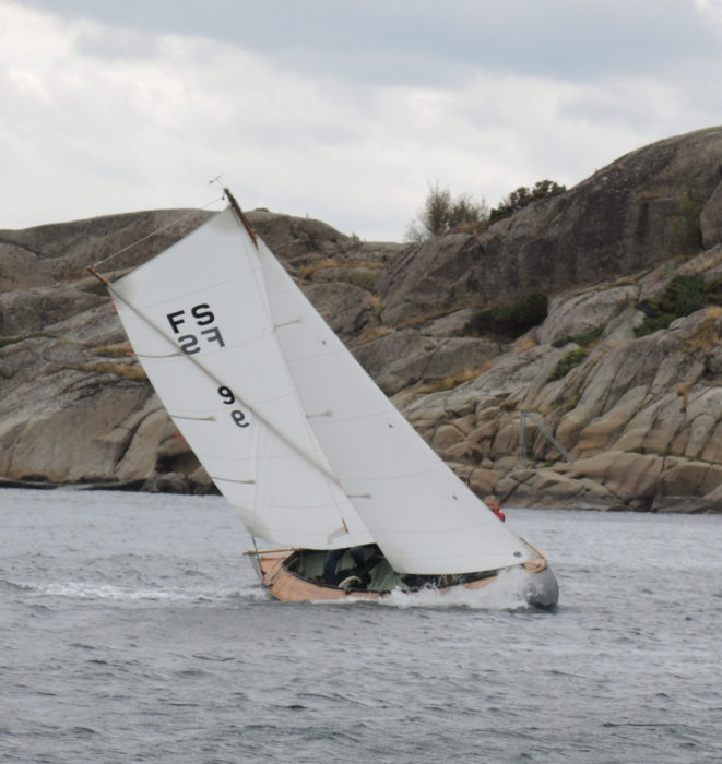 Wide side decks allow færder snekker to sail comfortably with the lee rail submerged.
