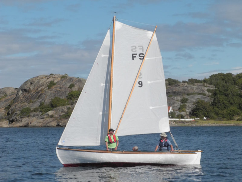 The line running from the top of the mast to the top of the sprit serves to flatten or increase the depth of the upper part of the mainsail, thus improving sail trim and safety in varying wind conditions.