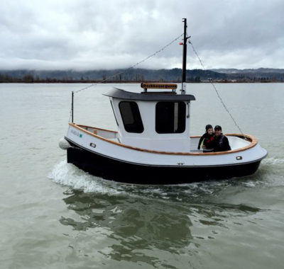 At full power, DOCKHOUSE QUEEN scoots along at 7 knots.