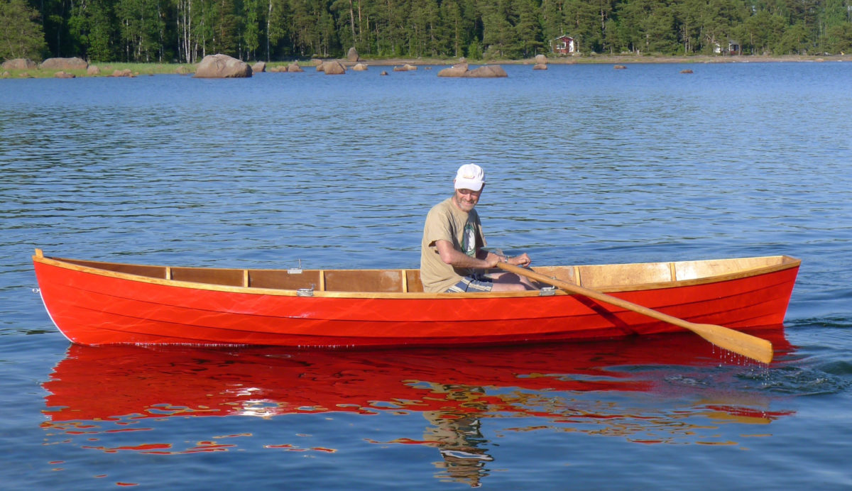 With a single rower aboard, the Saajuu is perfectly trimmed. The rocks in the distance are common along Finnish lake shores and require boats like the Saajuu to be easily and quickly steered.