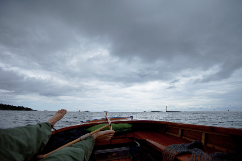 Taking a rest and steering with my toes,I sailed away from the small islands at the edge of the Gulf of Finland. On the horizon on the right is Klovharun, the smallest and most remote of them, where Tove Jansson her companion spent their summers.