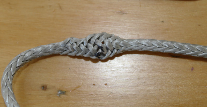 Prior to inserting a fid, the line is pushed together to open the braid. The black mark made in the previous step is visible here in the middle of the loosened braid.