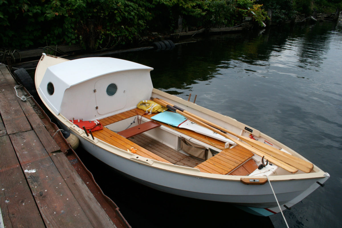 dinghy sailboat cabin