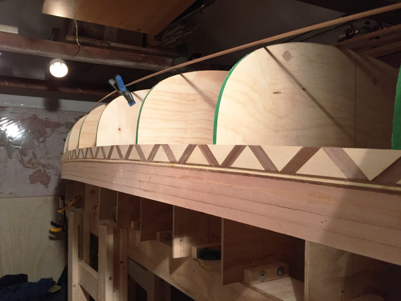 With the zigzag strip detail complete, work on the hull could get going at a fast pace again to finish the canoe in time.