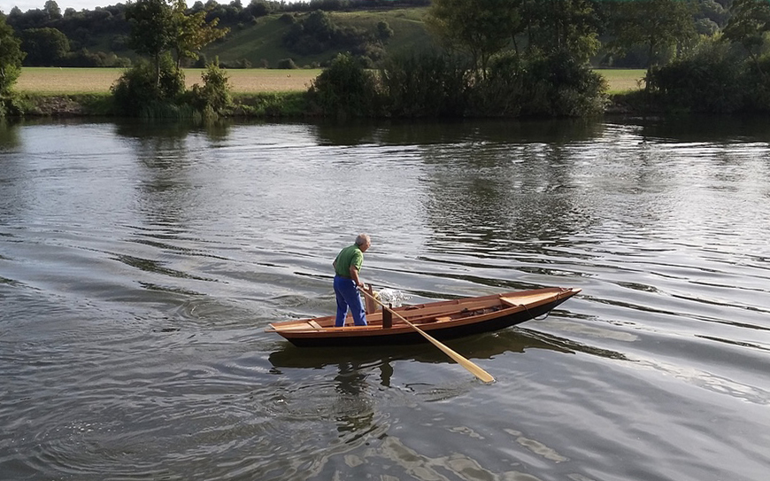 Far from the canals and lagoons of Venice, Richard Nissen plies the pastoral waters of the River Thames. His oars are crossed in the alla valesana style.