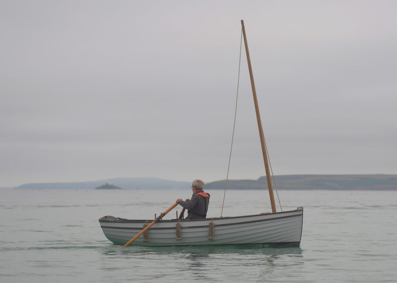 The St. Ives here has two rowing stations rigged with removable tholepins. The oars, as is customary for double tholes, are without collars, requiring a bit more skill from the rower than oars with collars used with oarlocks.
