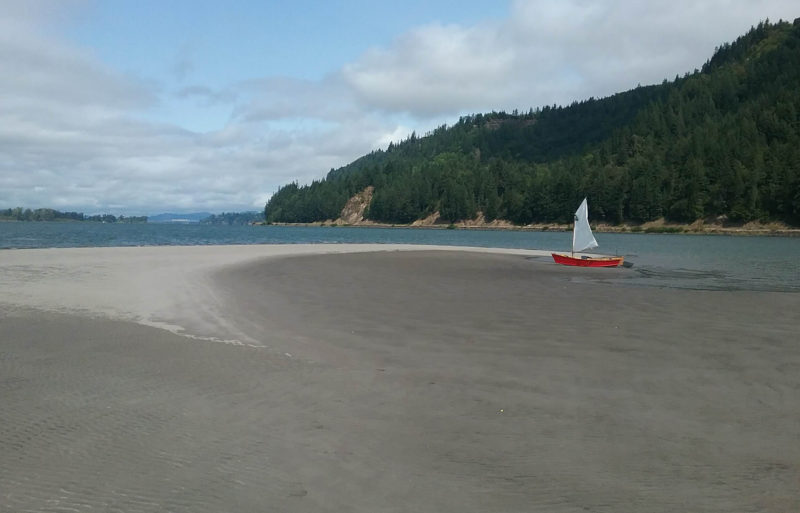 The sand bar on the east end of Puget Island is almost 40 miles from the mouth of the river but not beyond the reach of the tides. I had pulled KIMCHI 15’ from the water’s edge, but within five minutes the incoming tide had nearly floated her off.