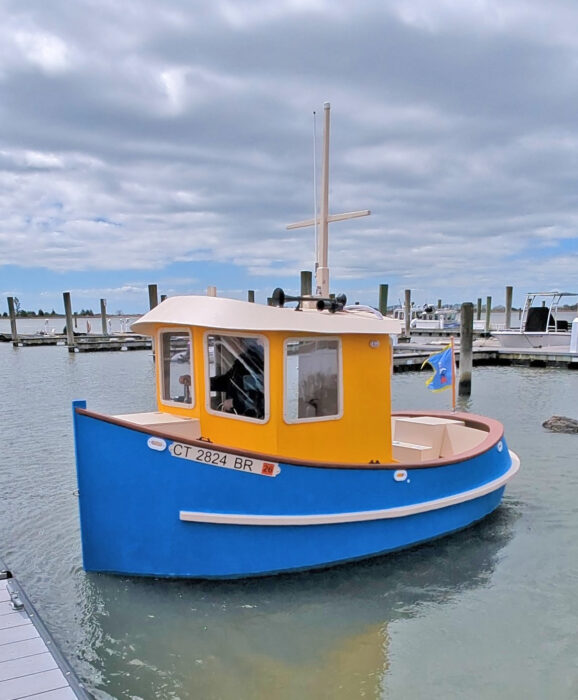 Candu E-Z mini tug leaving the dock