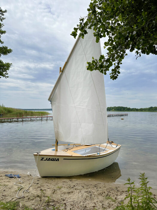 3m Piranha sailboat on beach