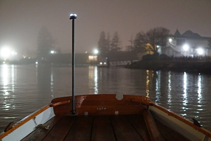 All-around white stern light on pole.
