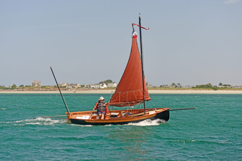 Grand Silmaril with reduced sail on the water.