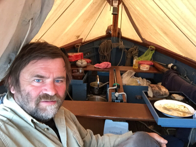 Roger Barnes under tent in Ilur.